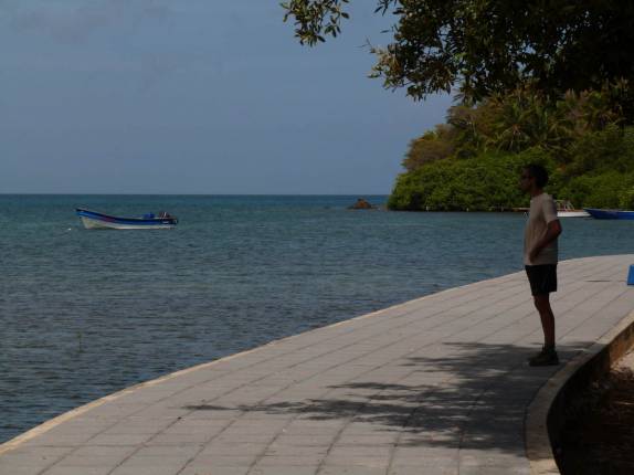 Aproveitando uma sombra na orla da ilha de Santa Catalina, na Colômbia